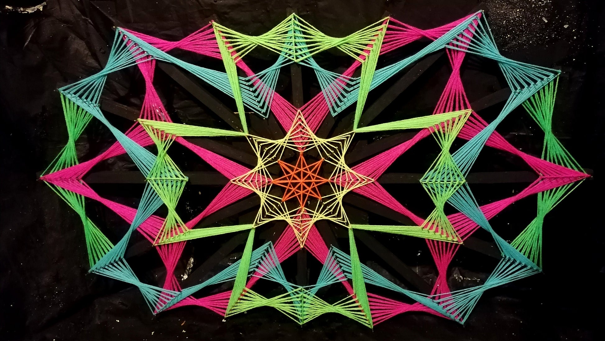 Colorsun string art knitted on wooden slats, handmade geometric wall art with colorful threads, modern fiber art on wood